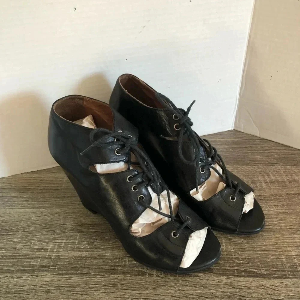 Locale Wedge Leather Sandals